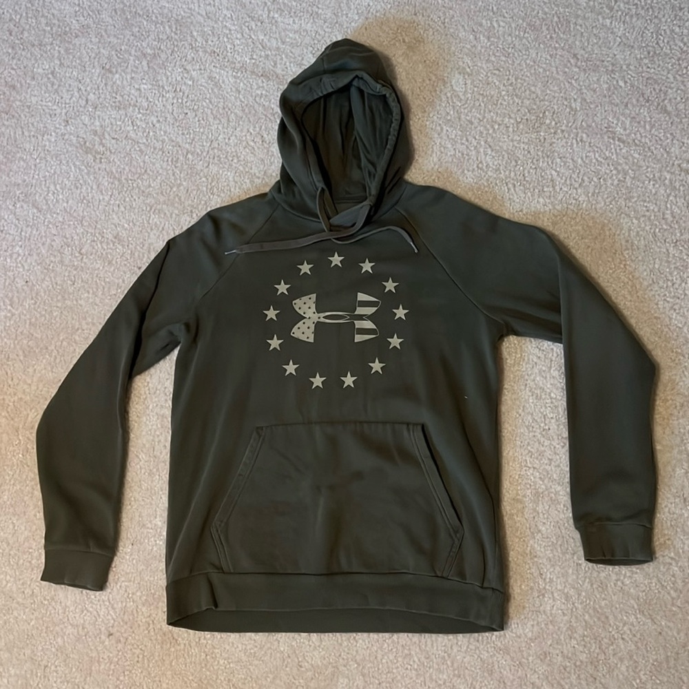 Medium Men’s Under Armour Dark Green American Flag Sweatshirt